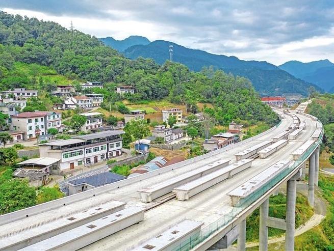 安岚高速岚皋至陕渝界段桥面铺装超过90%