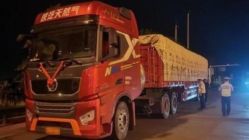 严查违规装置 筑牢公路安全防线