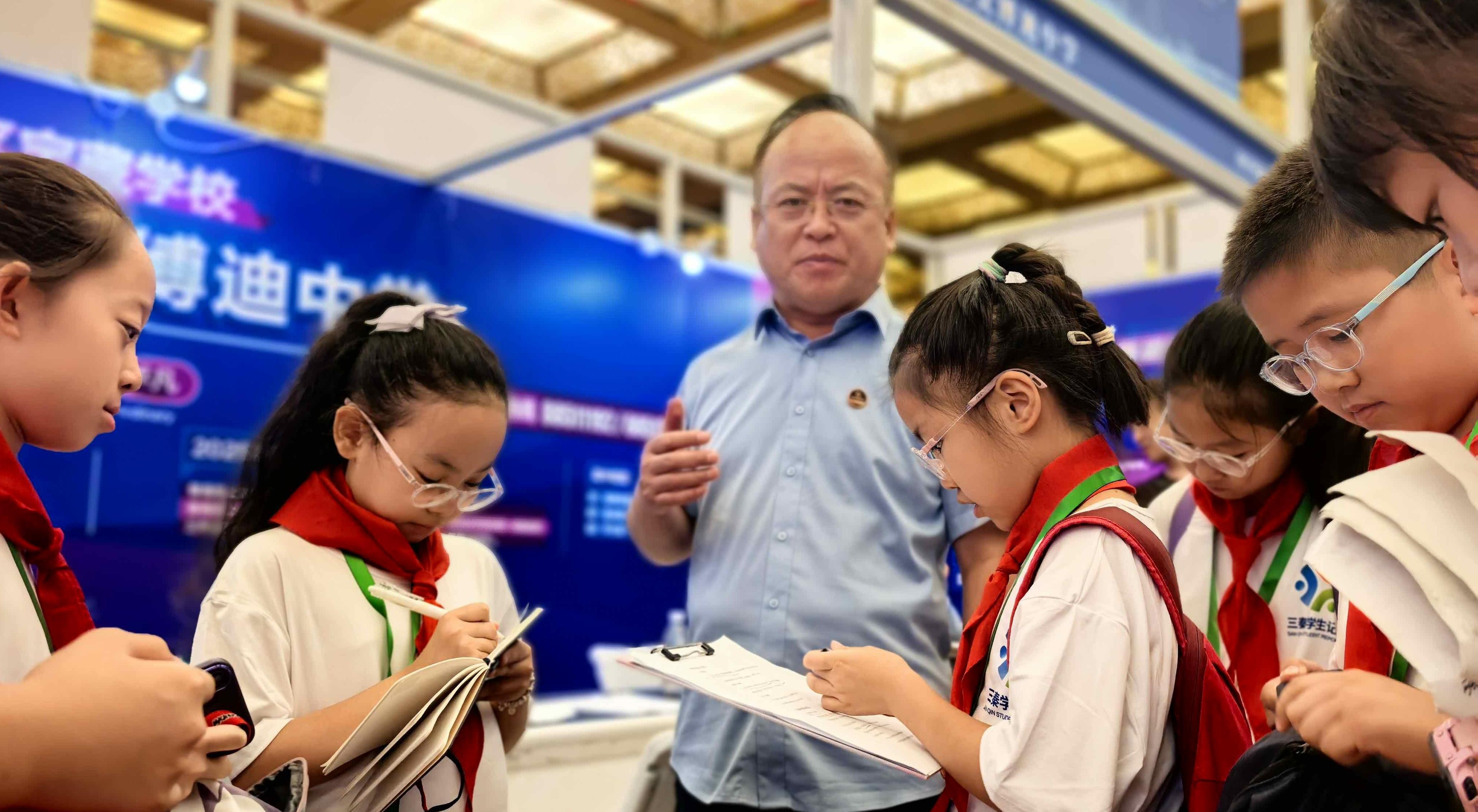 直击2025西安中招会现场||“小记者”对话“大校长”：原来各学校之间有这么多不同啊！