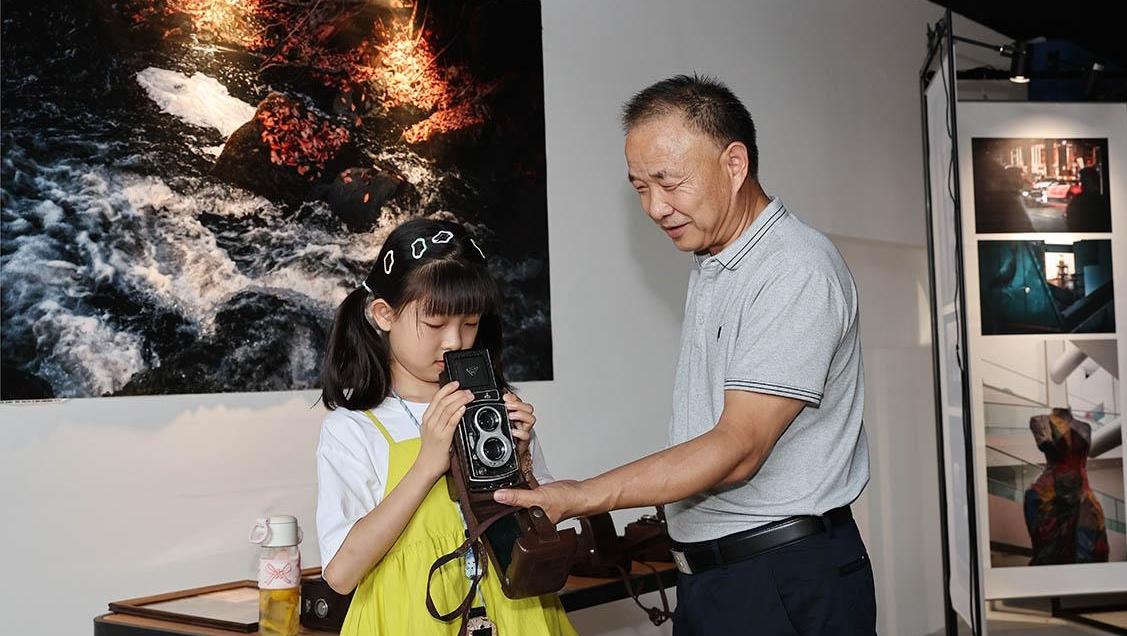 “全新全艺·左邻右摄”摄影展在西安老菜场开幕