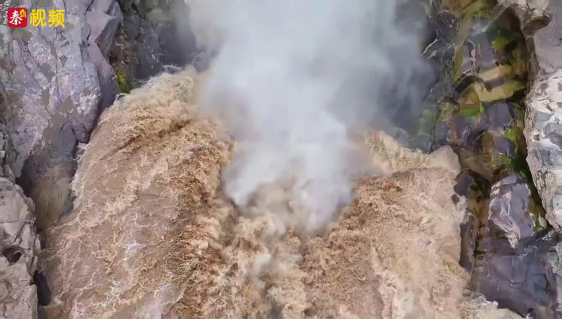 黄河壶口瀑布现“金色瀑布”奇观