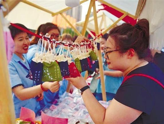 中医药文化融入百姓“夜生活”——西安中医药夜市活动现场扫描