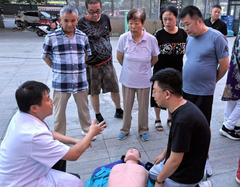 医护人员进社区将急救知识和健康科普知识送到市民家门口