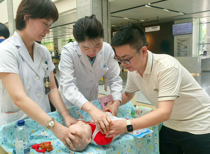 “超级奶爸训练营”开课！医护为准爸爸传授育儿技能
