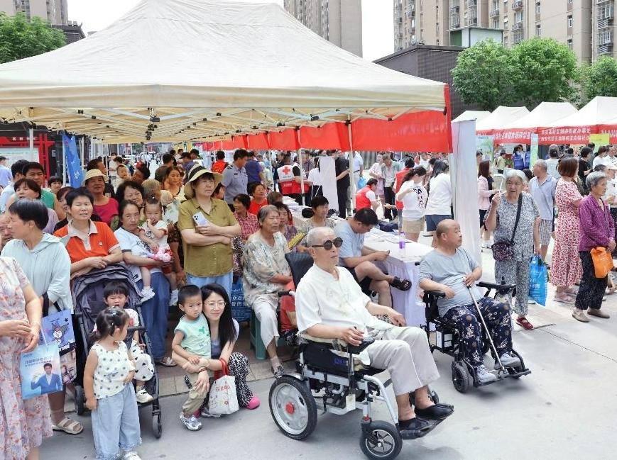 “服务群众 同心同行”社区行活动走进尚锦社区