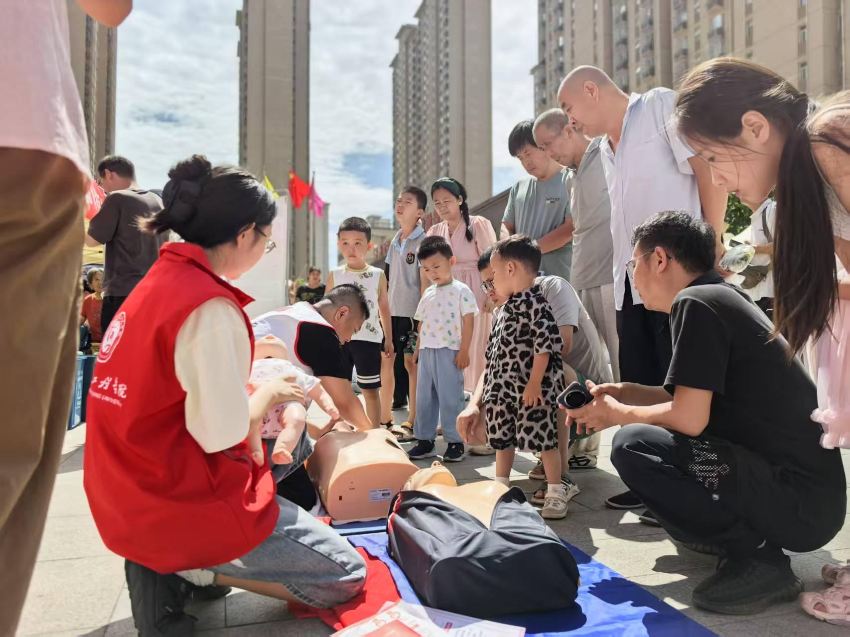 急救知识进社区，同心同行护安康