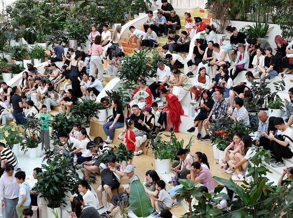 酷暑难耐 游客涌入商场觅清凉