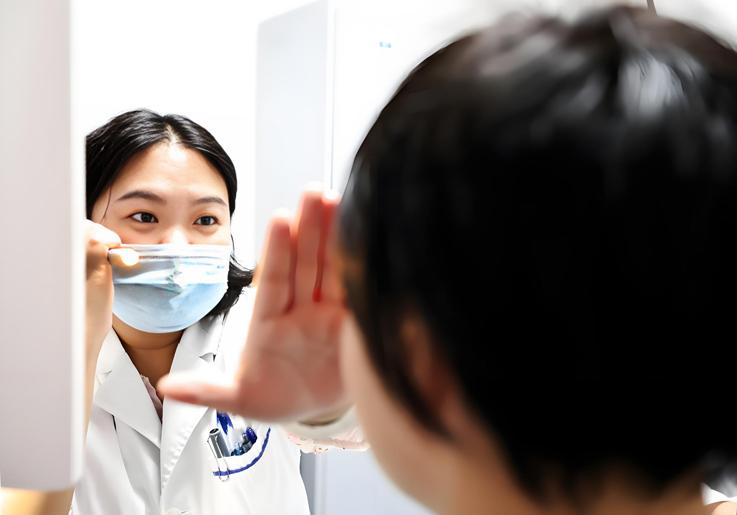暑期青少年扎堆“摘眼镜”  近视低龄化趋势显著攀升