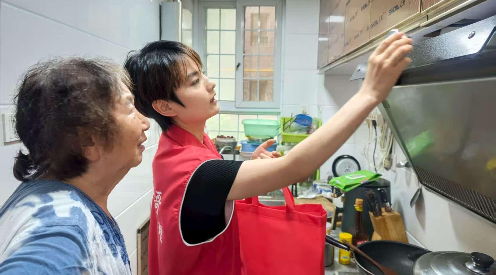 社区网格员敲门入户给老人送“平安福袋”