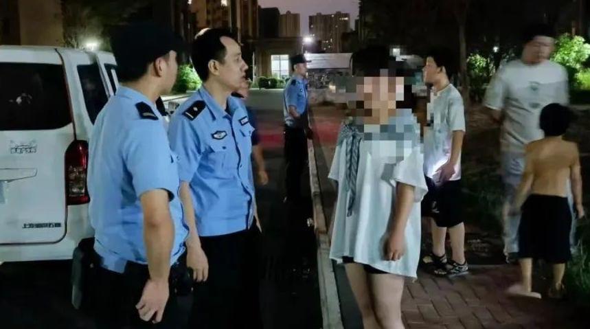 女孩玩手机被教育后离家出走 民警连夜找寻并送她平安回家
