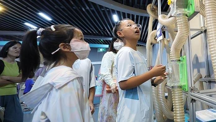 热浪难挡探索欲 陕西科技馆成暑期“科学乐园”