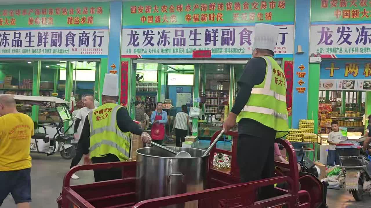 一天15锅绿豆汤 24小时为商户送清凉