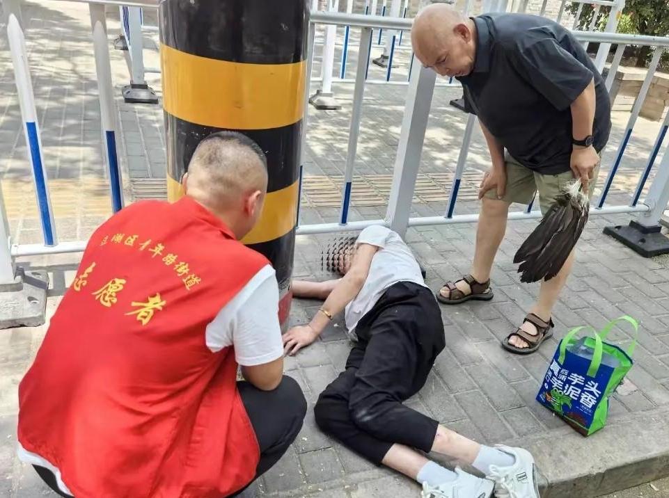 男子中暑晕倒，社区及时救助