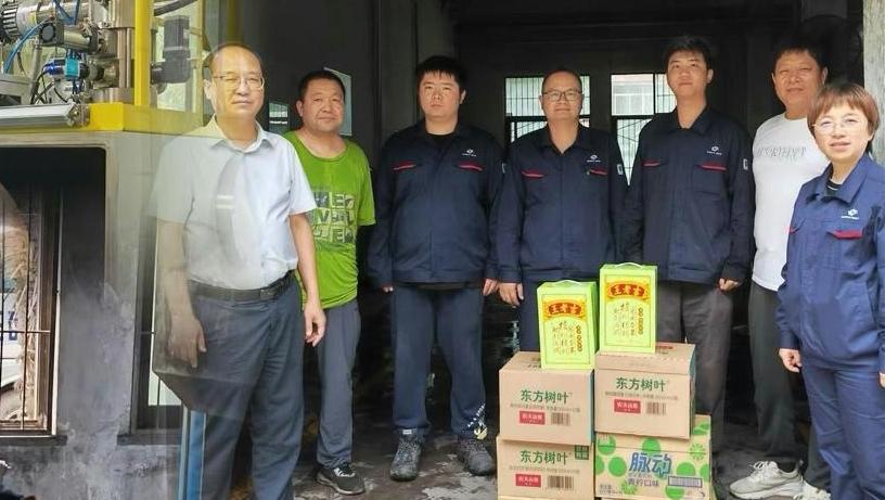 聚力攻坚战高温 丝丝清凉沁心田