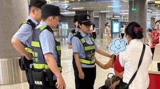 高温天遇见“暖心警” 甜到心里