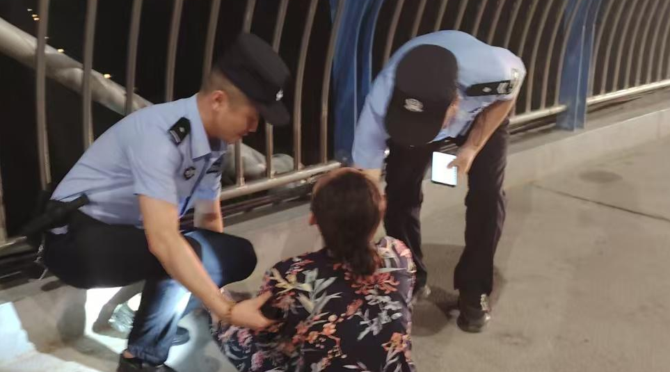 凌晨三点的守护!民警深夜救下轻生女子