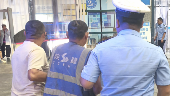 民警与时间赛跑 送右手肌腱断裂工友就医