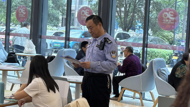 “铁脚板”丈量平安路 “零距离”织密防护网公安高新分局科技路派出所创新宣防模式筑牢群众安全防线