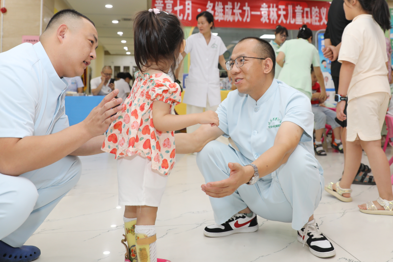 西安中医脑病医院康复团队到渭南开展儿童义诊活动
