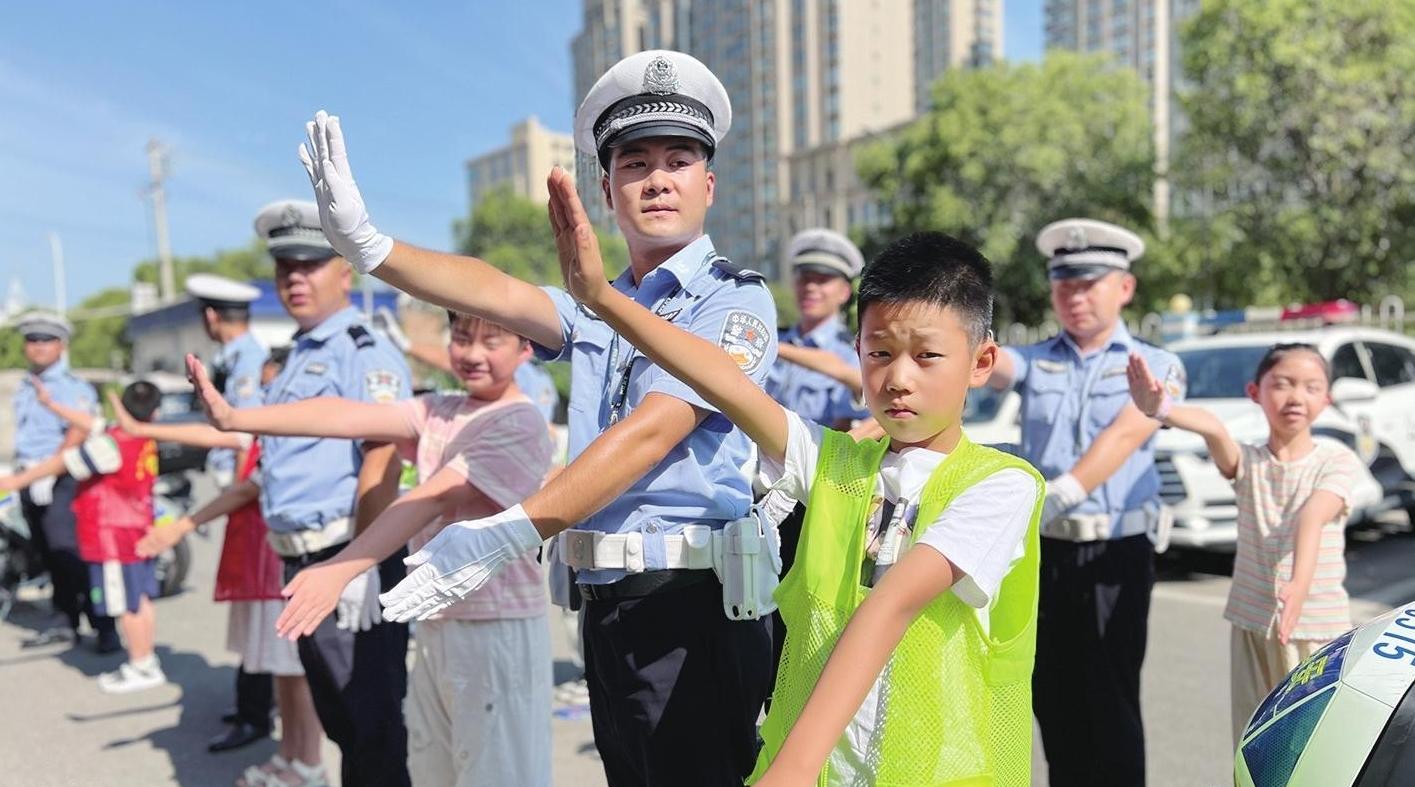 小学生警营里“零距离”学交通安全