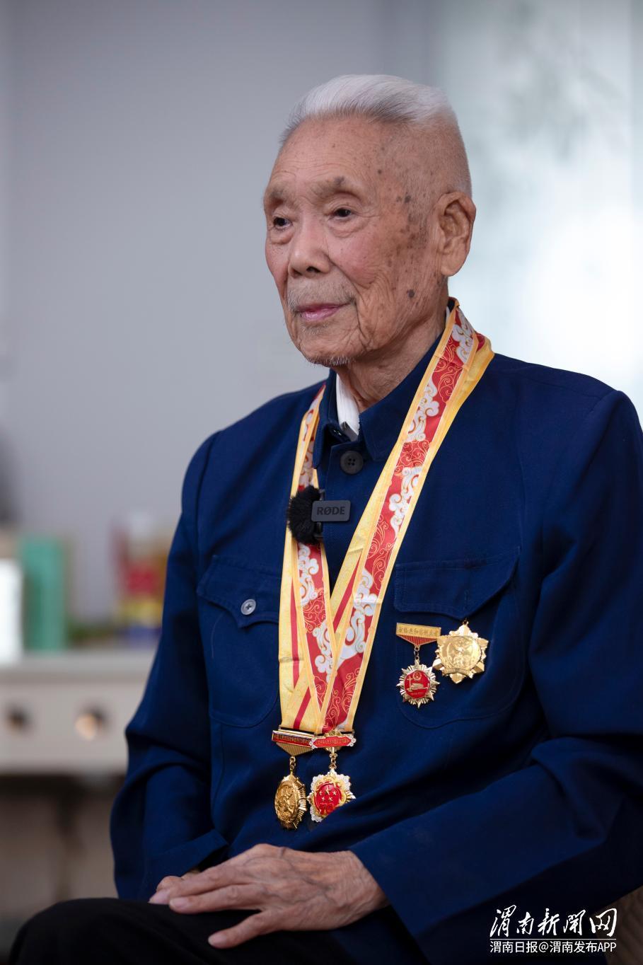 99岁抗战老兵胡振华：“敌人太残忍了，我要当兵去报仇”