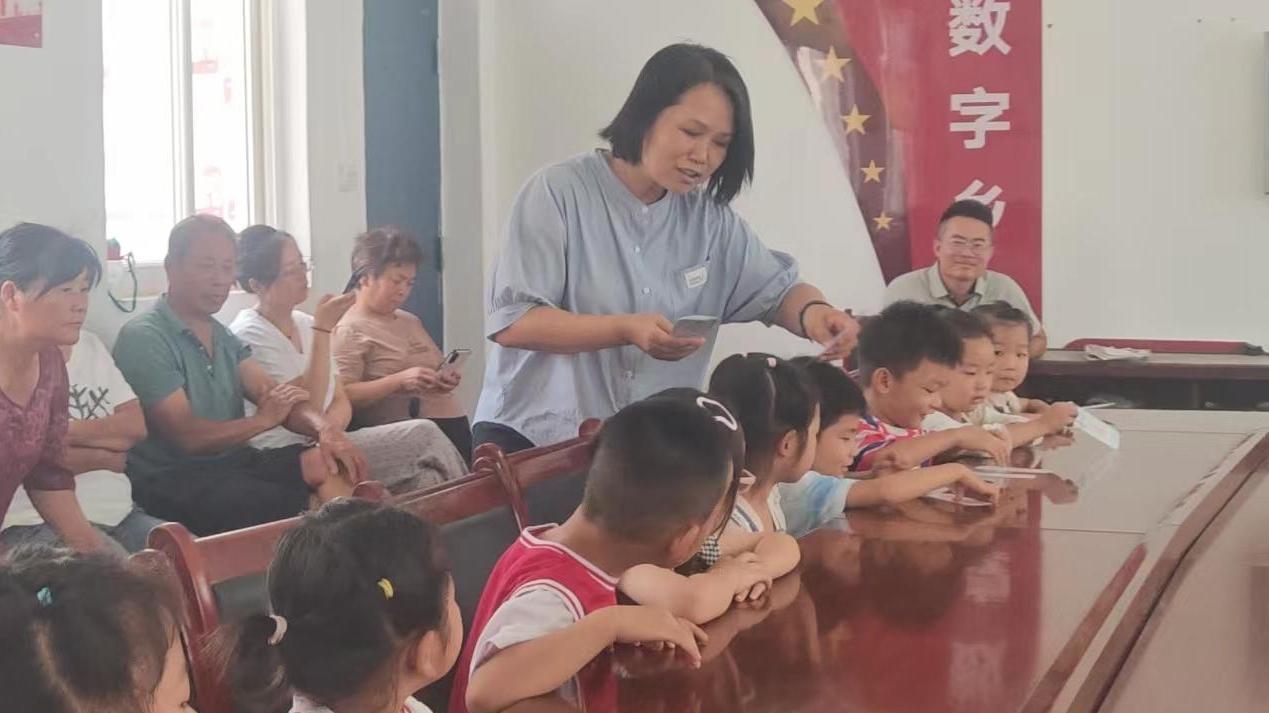 暑期阅读进乡村 书香“护苗”健康成长