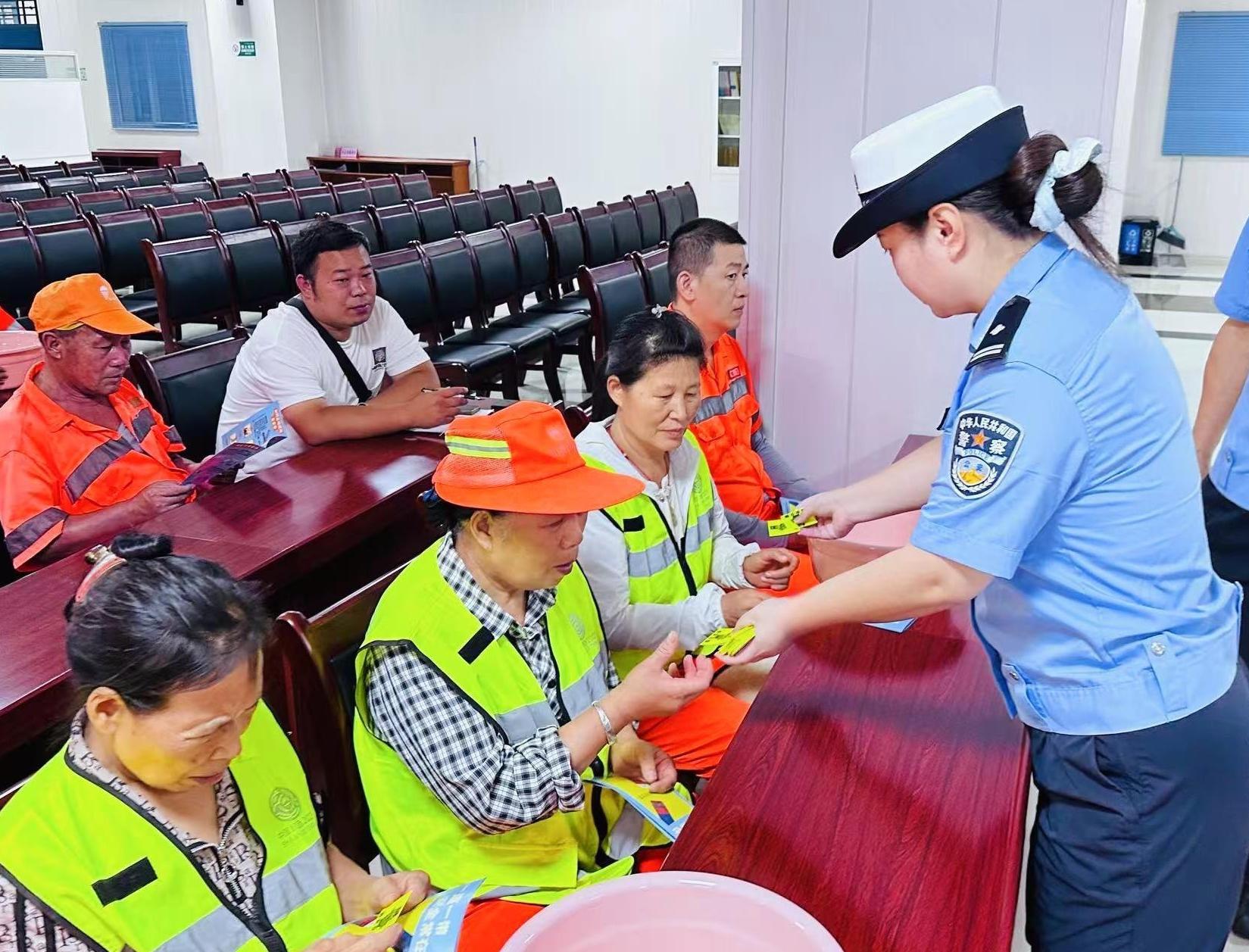 “定制锦囊”守护环卫工群体出行安全