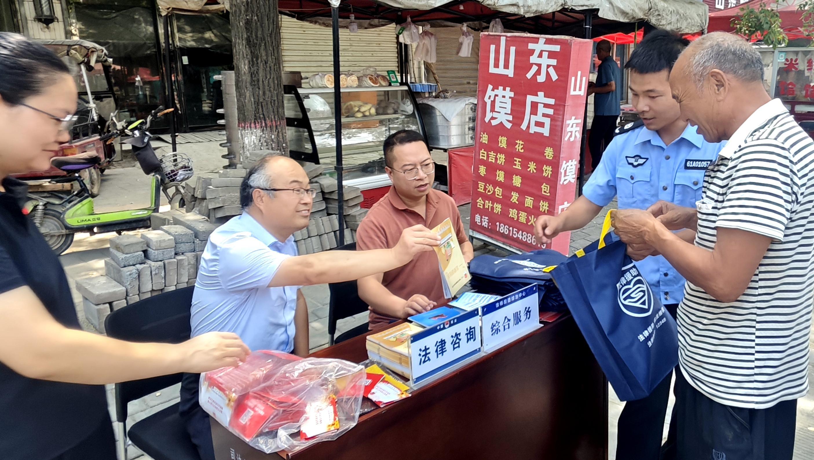 “摆摊”送法赶大集