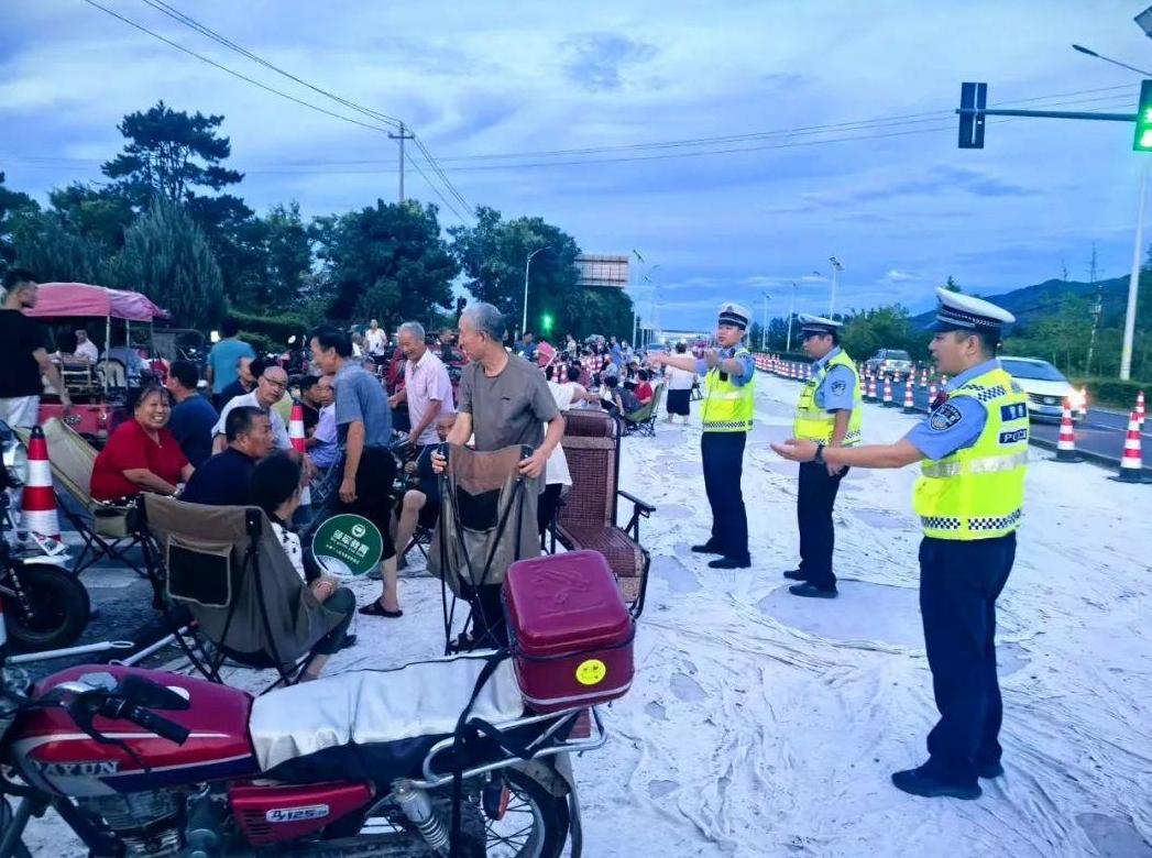 路边乘凉存隐患 周至公安交警暖心劝导保平安