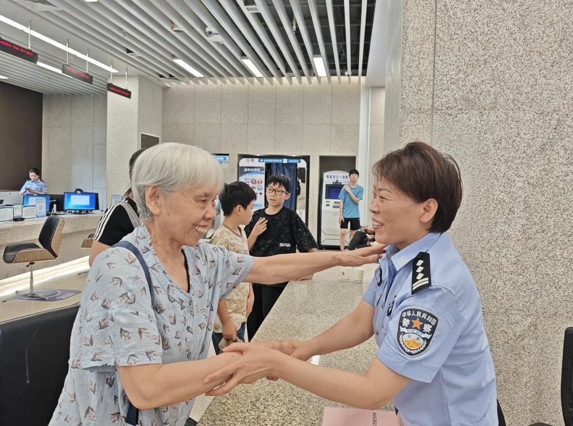 公安政务大厅里 适老化服务让“银发族”办事无忧