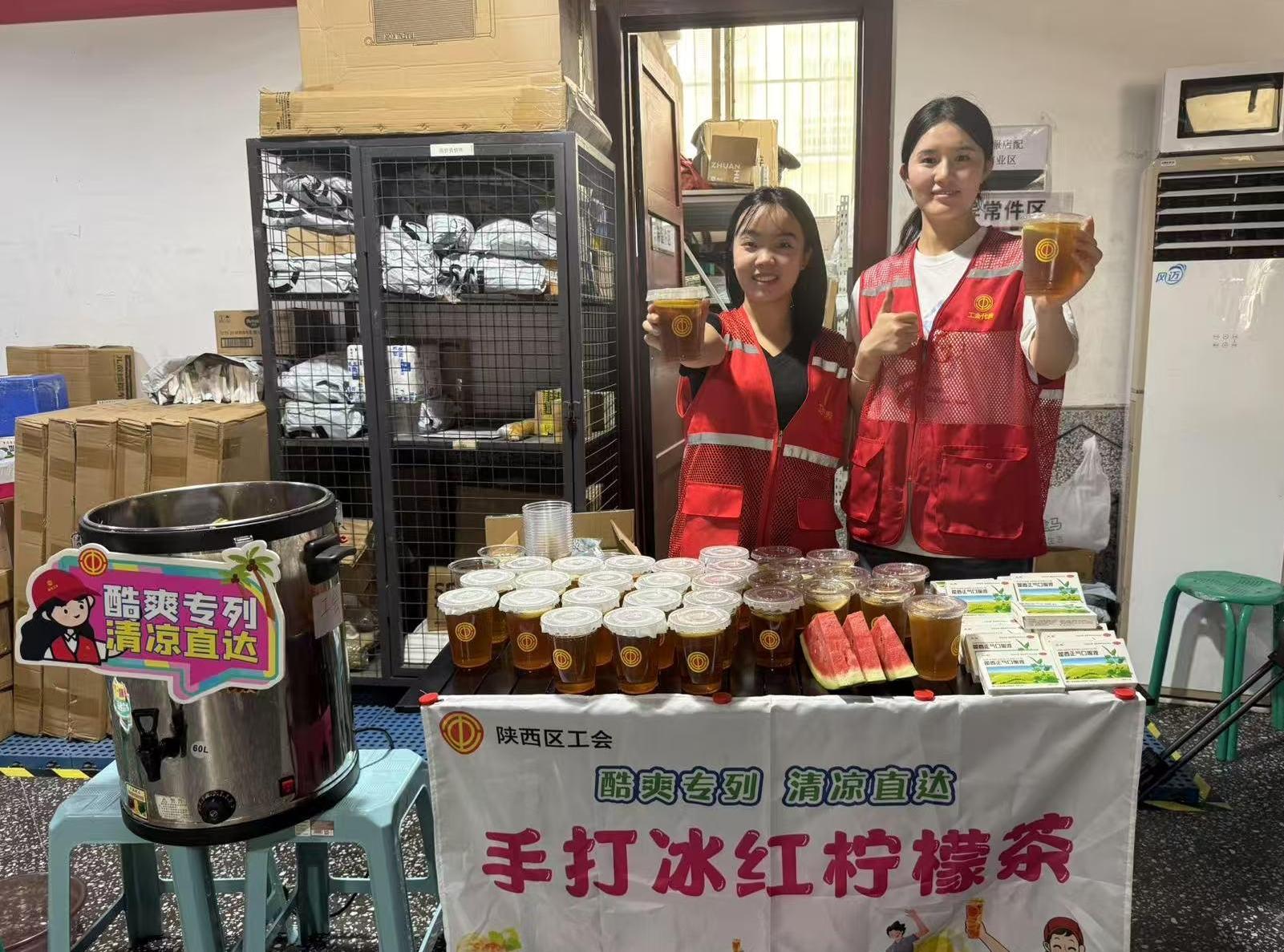 顺丰快递小哥火热派送 工会酷爽专列清凉直达