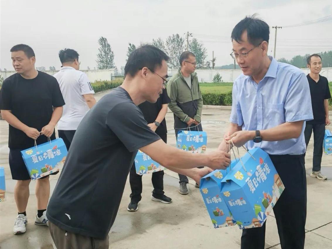 10种“寿”字送祝福60余长者集体过生日
