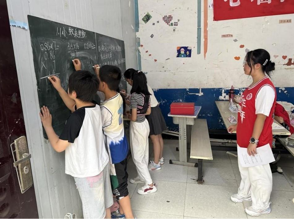 青春力量赋能乡村课堂，为留守儿童点亮缤纷暑期