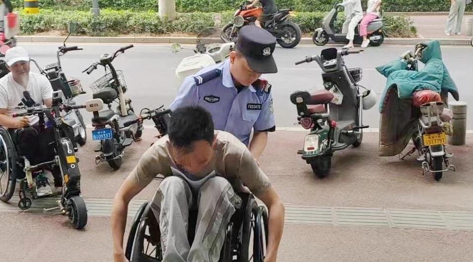 残疾人来法院办事 法警暖心护航安检