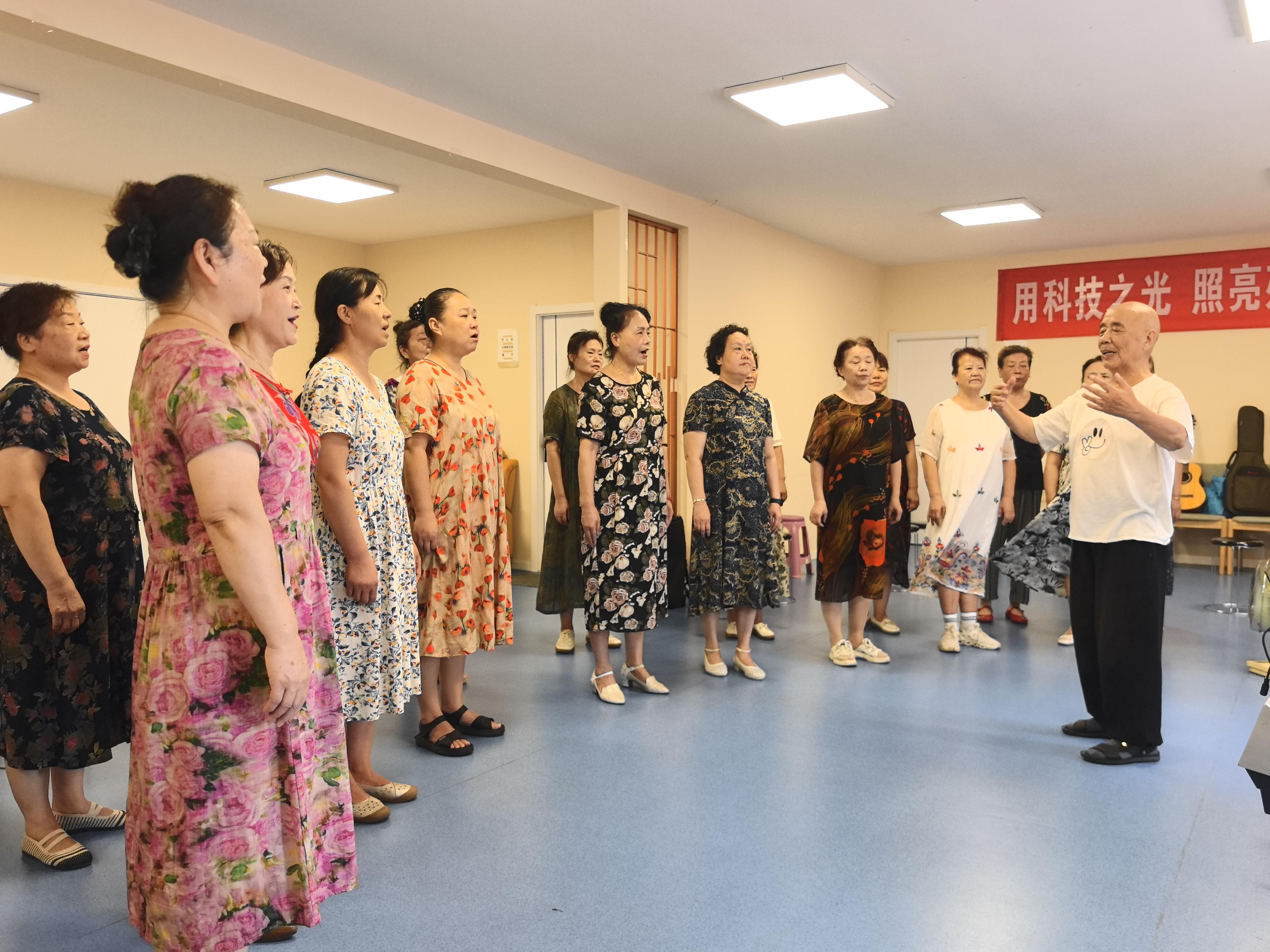 银发群体带火社区艺术潮流