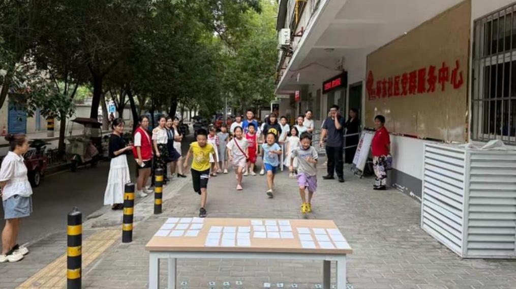 从拼图到彩绘，社区带孩子体验“唐三彩”制作乐趣