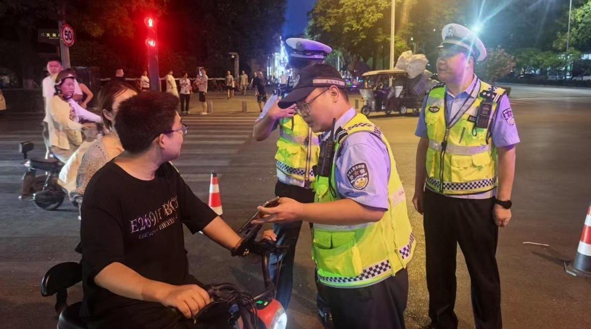 长安交警严管两轮三轮车非法载客非法改装