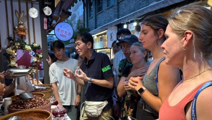 （成都世运会）外籍涉赛人士零距离感受成都烟火气：火锅太辣了，但超美味