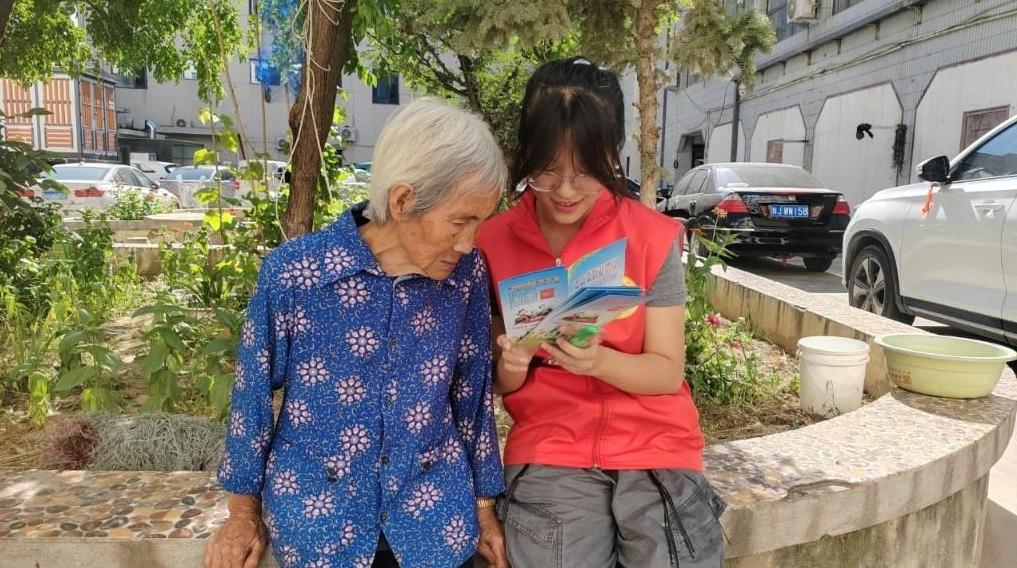 子长市齐家湾社区：“一老一小”政策暖 入户宣讲添幸福