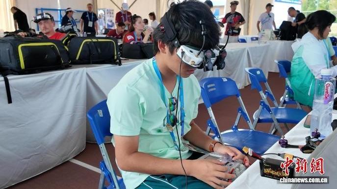 （成都世运会）中国青少年竞速“空中F1”：青春在热爱中飞翔