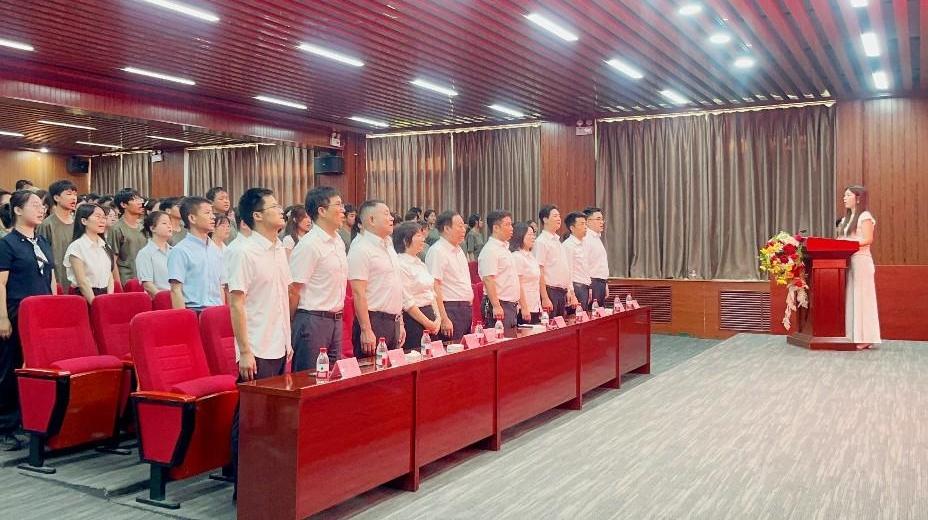 西安鱼跃职业高级中学正式揭牌成立