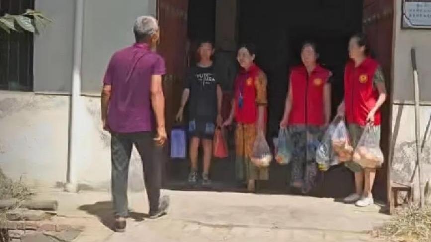 阎良志愿者“突袭”庆生 为留守儿童圆汉堡心愿