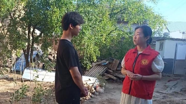 “爱心妈妈”入户送暖 与少年约定“陪跑”高中三年