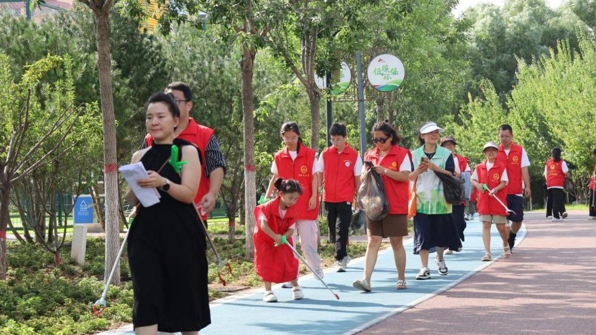 榆林志愿者：为榆溪河“扫尘” 共护生态之美
