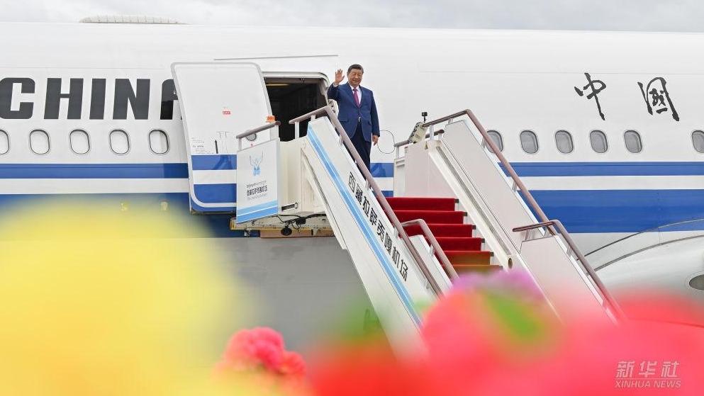 新华图讯丨习近平率中央代表团抵达拉萨出席西藏自治区成立60周年庆祝活动
