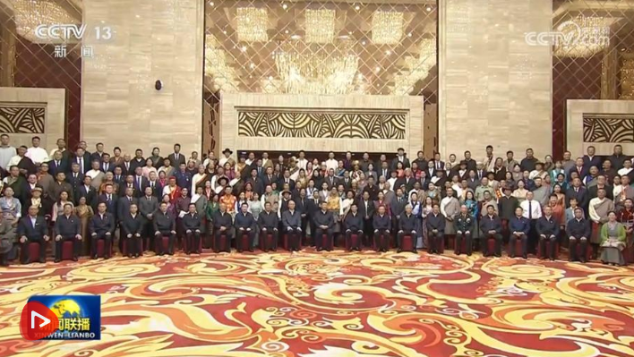 习近平接见西藏各族各界代表