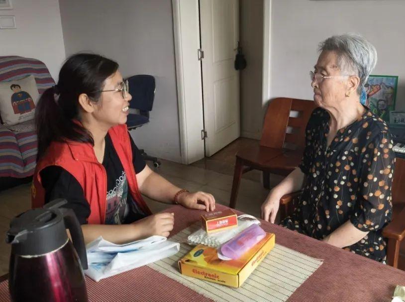 尊老敬老传温情 春天花园社区暖心走访守护“夕阳红”
