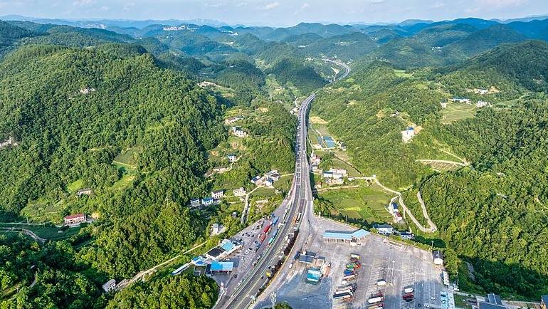 事关水气电热等民生领域，怎样为公用事业经营画红线？