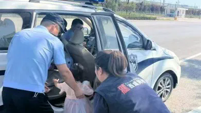 5岁哥哥带着4岁妹妹 勇闯姥爷家迷了路