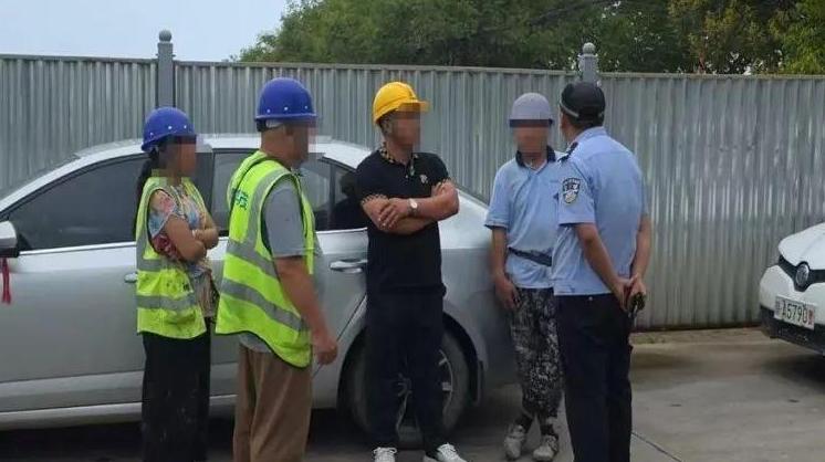 忙着干活的工友差点打起来了 听他说了啥？
